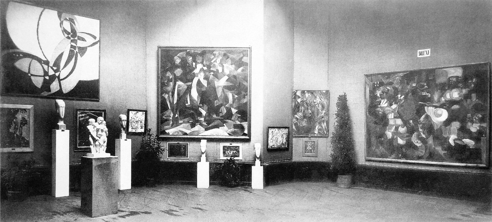 1920px-Salon_d'Automne_1912,_Paris,_works_exhibited_by_Kupka,_Modigliani,_Csaky,_Picabia,_Metzinger,_Le_Fauconnier